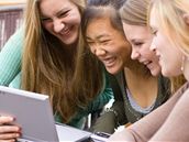 E-mail, dívky, mail, notebook, smích E-mail, dívky, mail, notebook, smích