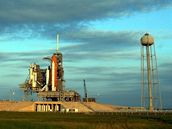 Raketoplán Endeavour pipraven k letu STS-118