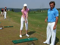 esk Miss Lucie Hadaov s trenrem golfu Alanem Babickm