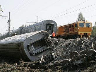 Vykolejený Nvskij Express. Exploze doma vyrobené bomby zranila edesát lidí.