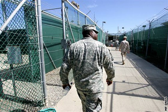 Základna Guantánamo. Kilometry ostnatého drátu, ploty a strání ve tábor psobí jako bludit.