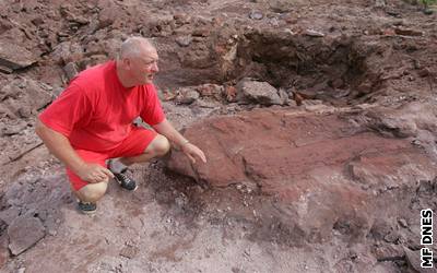 Stavební mistr Jan Vlach ukazuje kus zkamenlého stromu nalezený pi stavb Lidlu v Nové Pace.