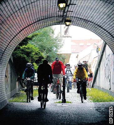 MEX: Cyklisté vjídí do tunelu