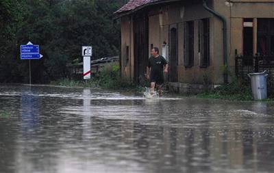 Silnice z Minkovic do Viové se ocitla po vydatném deti pod vodou
