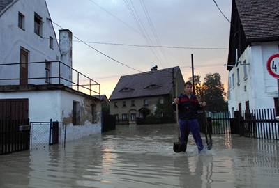 Voda ve Viové vyplavila ti desítky dom.