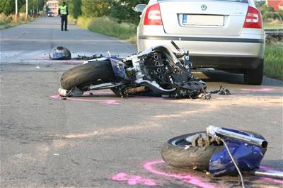 Policie etí, pro mladý motorká na pehledném úseku naboural do osobního auta.