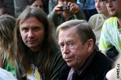 Exprezident Václav Havel podepsal petici spolu s éfem festivalu Martinem Vchetem.