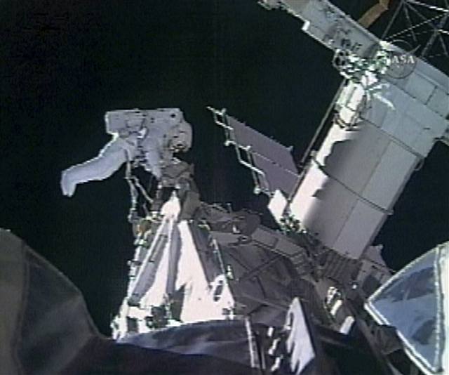 Kanadský astronaut Dave Williams montuje ploinu na ISS