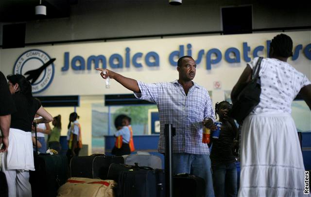 Tisíce lidí se pokouejí opustit Jamajku
