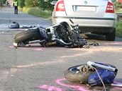 Policie etí, pro mladý motorká na pehledném úseku naboural do osobního auta.