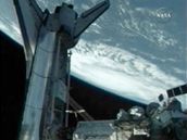Kamera Mezinárodní vesmírné stanice (ISS) zachytila raketoplán Endeavour s hurikánem Dean v pozadí