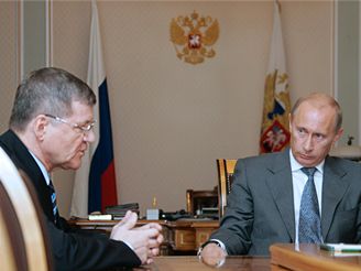 Rusk prezident Vladimir Putin s generlnm prokurtorem Jurijem ajkou