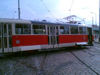 Vykolejen tramvaj . 24