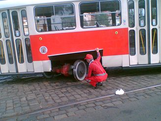 Vykolejen tramvaj . 24