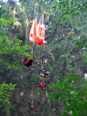 Hasii sundali paraglidistu do hodiny od nahláení.