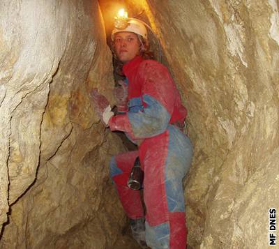 Pod Horním nádvoím Mikulovského zámku otevela voda jeskyni. Speleologové ji zkoumají.