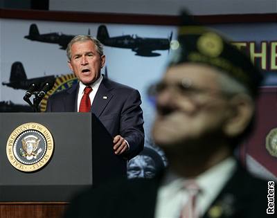 Americký prezident George W. Bush bhem projevu k veteránm