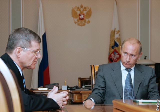 Ruský prezident Vladimir Putin s generálním prokurátorem Jurijem ajkou