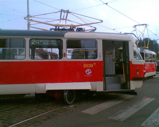 Tramvaj zablokovala provoz na kolejích na dv hodiny.