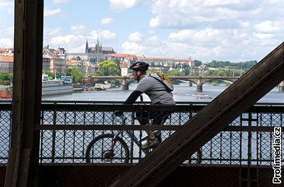 Cyklista v Praze. (Ilustraní foto)