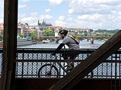 Cyklista v Praze. (Ilustraní foto)