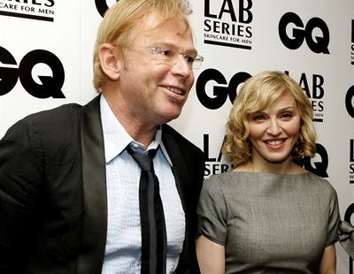 Britský návrhá interiér David Collins s Madonnou na udílení cen GQ Men of the year Awards (2007)