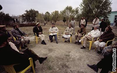 Afghánský prezident Hamíd Karzáí jedná s protitalibanskou opozicí.
