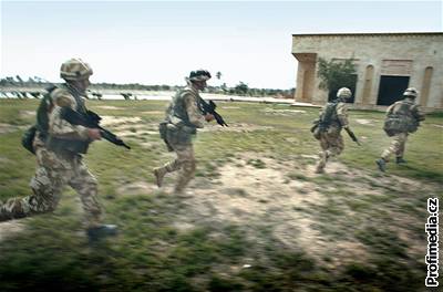 Brittí vojáci se zmocnili paláce bývalého iráckého prezidenta Saddáma Husajna v dubnu 2003. Nyní z nj odcházejí.