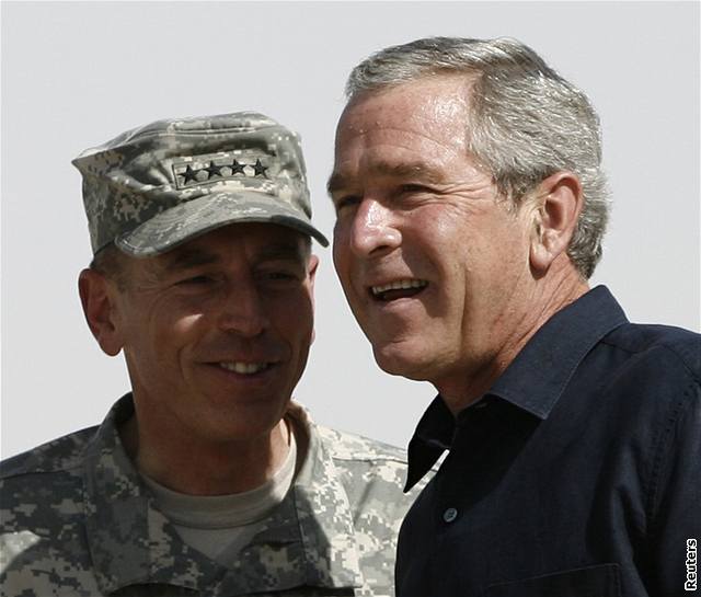 George Bush na základn v provincii Anbár.