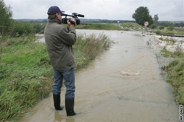 Záplavy pidlávají starosti vem, kteí Moravskoslezským krajem cestují.