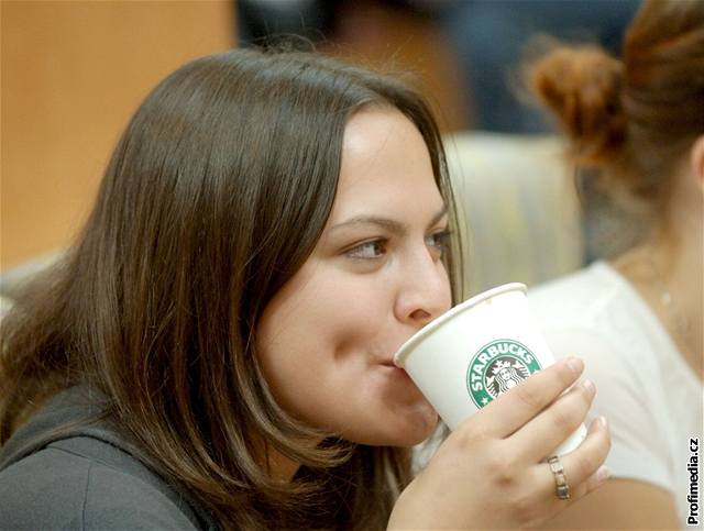 Sí kaváren Starbucks se rozíila. Novou poboku otevela v Rusku.