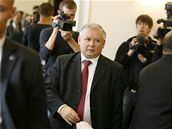 Premiér Jaroslaw Kaczynski. Jeho partaj Právo a spravedlnost má volie pedevím na venkov.