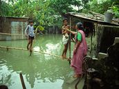 Voda je nyní v Bangladéi tém vude, té pitné se ovem nedostává