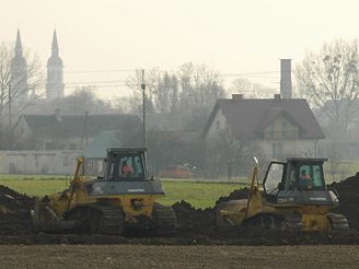 Sporn dlnice Via baltika m vst v Polsku pes chrnnou oblast Rospuda