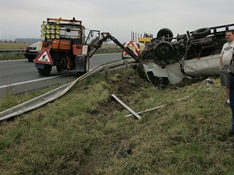 Dopravn nehoda dvou nkladnch, osobnho automobilu a traktoru na silnici II/635 u obce Pkazy na Olomoucku. (18.9.2007)