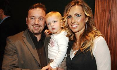 Podnikatel Jan Moovsk se svmi Kateinami, manelkou a dvouletou dcerou