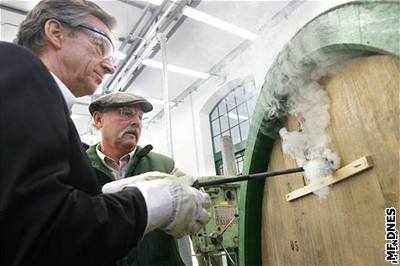 Pivo se v Plzni vaí u staletí. Souasný éf Mike Shorte vypaluje na sud datum 11. záí 2007.