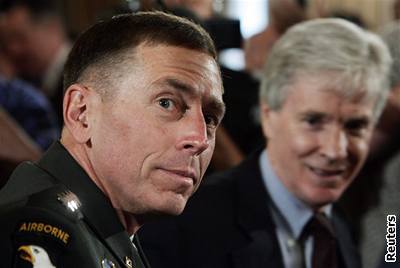 David Petraeus a Ryan Crocker absolvují v Kongresu estihodinový maraton