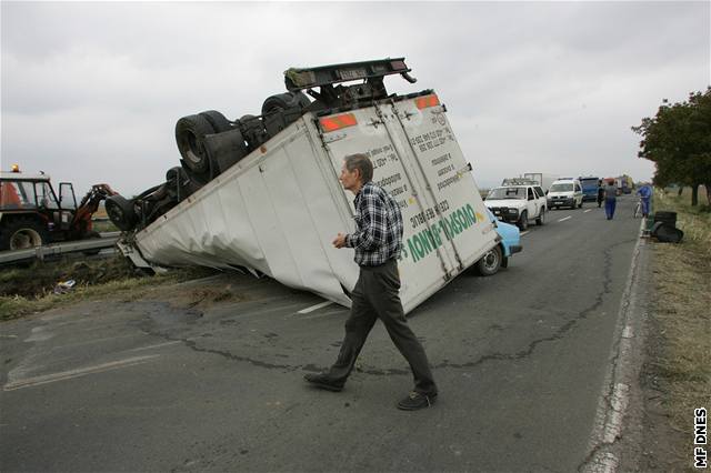 Kamion po nárazu peletl na druhou, soubnou silnici, kde o nj zastavila kodovka.