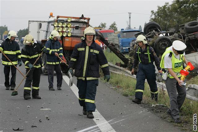 Kamion po nárazu peletl na druhou, soubnou silnici, kde o nj zastavila kodovka.