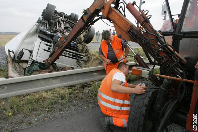 Kamion po nárazu peletl na druhou, soubnou silnici, kde o nj zastavila kodovka.