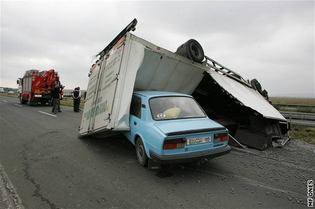 Kamion po nárazu peletl na druhou, soubnou silnici, kde o nj zastavila kodovka.