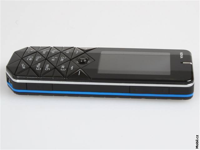 Nokia 7500 je plná trojúhelník a ani klávesnice není výjimkou