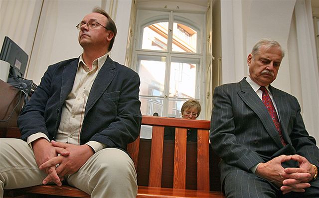 Karel Lupomský (vlevo) a Jan Mili u soudu kvli ukradenému filmu Bathory