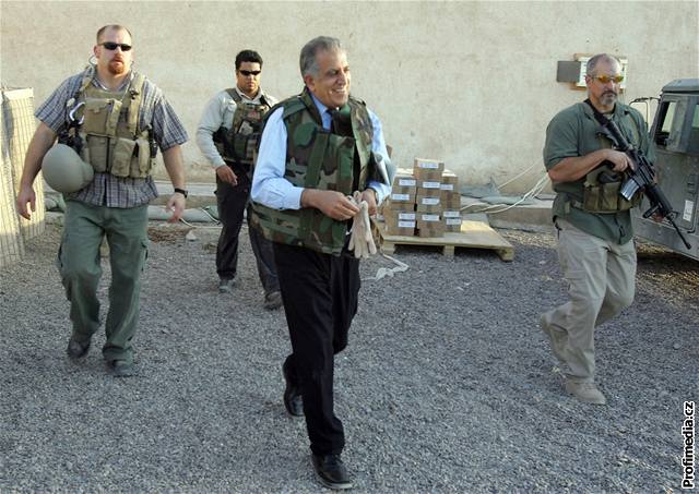 Blackwater zajiuje ochranu amerických diplomat. Na snímku jsou oldáci hlídající nkdejího vyslance USA v Iráku Zalmaje Chalilzáda