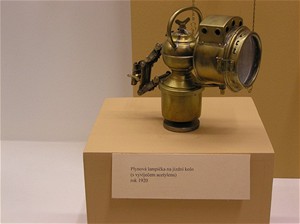 Plynov lampika s vyvjeem acetylenu na jzdn kolo