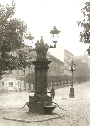 Kandelber s lucernami a vodovodem