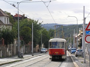 Tramvaj zastavuje ped sekem nejvtho klesn