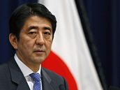 Roní vláda premiéra Abeho se potýkala s adou skandál a krizí