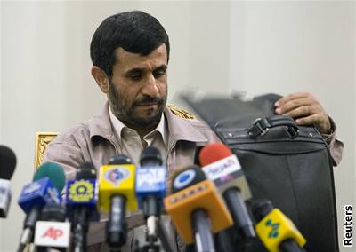 Mahmúd Ahmadíneád v Teheránu ped odletem do Spojených stát.
